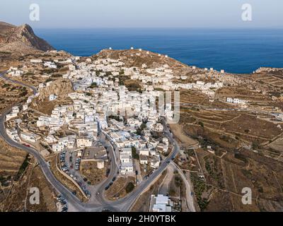 Luftaufnahme des griechischen Dorfes Chora auf der Insel Amorgos, Ägäis, Kykladen Stockfoto
