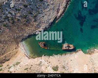 Luftdrohnenaufnahme des Schiffwracks Olympia Boot auf der Insel Amorgos während der Sommerferien, an der Küste felsigen Bereich, Menschen am Strand, Kykladen, Griechenland Stockfoto