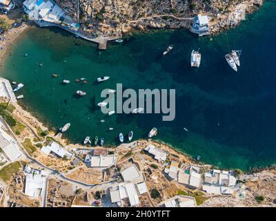 Luftaufnahme der Bucht von Cheronissos und des Hafens, griechische Insel Sifnos Stockfoto