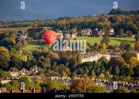 BATH, UK - 14. OKTOBER 2021 : An einem sonnigen Herbstmorgen hebt Ein Heißluftballon der Marke Virgin vom Royal Victoria Park ab. Stockfoto