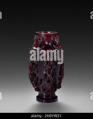Vase, 1736-95. China, Qing-Dynastie (1644-1911), Qianlong-Herrschaft (1736-95). Geschnitzter roter Bernstein; insgesamt 22.3 cm (8 3/4 Zoll). Stockfoto
