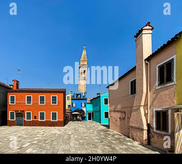 Schiefer Glockenturm der Insel Burano, Venedig, Italien Stockfoto