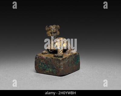 Chimera mit Dichtung, C. 3. Jahrhundert. China, der Östlichen Han-Dynastie (25-220). Bronze; gesamt: 1,8 x 1,2 cm (11/16 x 1/2 in.). Stockfoto