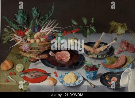 Stillleben mit Fleisch, Fisch, Gemüse und Obst, c.. 1615–20. Jacob van Hulsdonck (Flämisch, 1582-1647). Öl auf der Platte, die Rückseite mit Gesso vorbereitet; 71.5 x 104 cm (28 1/8 x 40 15/16 Zoll). Jacob van Hulsdonck stellte eine bunte Auswahl an Speisen und Tischdecken dar, die von einem Steingutgrabwerk bis hin zu zartem chinesischem Porzellan reichten – ein teurer Luxus, der durch den internationalen Handel möglich wurde. Für die Zuschauer des 17. Jahrhunderts hätten die Menge und Vielfalt der Lebensmittel eine utopische Welt ohne Mangel oder Hunger dargestellt. Teilweise gessene Speisen und ein umgedrehtes Glas deuten darauf hin, dass die Gäste gerade abgedreht haben Stockfoto