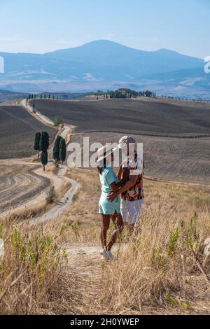 San Quirico d'Orcia Podere Belvedere Villa in der Region Val d'Orcia in der Toskana, Italien ein Mann und eine Frau mittleren Alters besucht während einer Autoreise die Region Toscany auf den goldenen Hügeln Italiens. Hochwertige Fotos Stockfoto