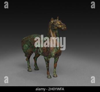 Standing Horse, 206 v. Chr. – 220 n. Chr. China, Han-Dynastie (202 v. Chr. – 220 n. Chr.). Bronze; insgesamt 6.5 cm (2 9/16 Zoll). Stockfoto