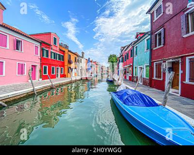 Boote und bunte, traditionell bemalte Häuser in einer Kanalstraße Häuser der Insel Burano, Venedig, Italien Stockfoto