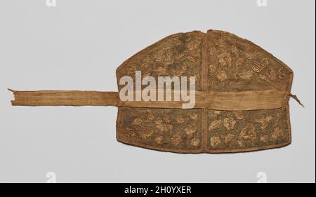Kopfstück, 907-1125. China, Liao-Dynastie (907-1125). Stickerei, Seide; insgesamt: 22.3 x 53.8 cm (8 3/4 x 21 3/16 Zoll). Paar Kopfschmuck Stickerei; Seide Liao Dynastie (907-1125) The Cleveland Museum of Art, Schenkung von Lisbet Holmes 1995.109.a und 1995.109.b (Kat.-Nr. 52) Diese Kopfstücke sind bestickt mit Schmetterlingen, Vögeln, Tieren, Blumen, Blättern, Und zarte Weinrollen. Im Allgemeinen ist das Design mit dem Thema des Lotusteich, am besten bekannt aus Liao Grabmalereien verbunden. Paarige Enten oder Gänse, die im Wasser schwimmen und in entgegengesetzte Richtungen schauen, scheinen im Norden populär geworden zu sein Stockfoto