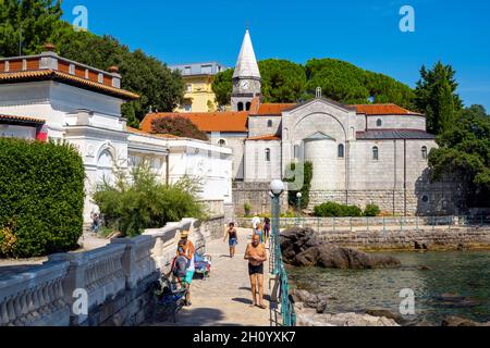 Kroatien, Istrien, Opatija, Abteikirche Crkva sv. Jakov (St. Jakob) im gleichnamigen Park und Franz-Joseph-Promenade (Lungomare, Obalno sˇetalisˇte Fr. Stockfoto