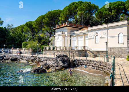 Kroatien, Istrien, Opatija, Kunstpavillon 'Juraj Matija Šporer' und Franz-Joseph-Promenade (Lungomare, Obalno sˇetalisˇte Franza Josefa I.) an der Abt. Stockfoto