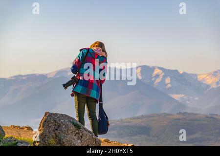 Rückansicht Frau, die an der Spitze der berühmten archaelogischen Mienas-Stadt, griechenland, steht Stockfoto