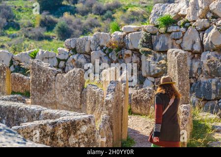 Rückansicht Frau zu Fuß in der berühmten archaelogischen Stadt Mizenas, griechenland Stockfoto