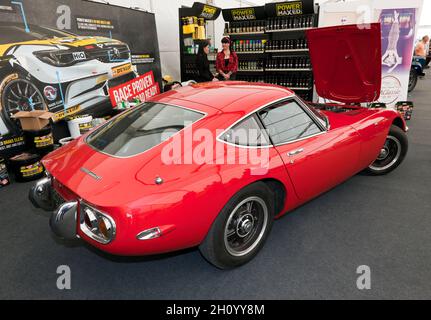 Drei Viertel Rückansicht eines roten, 1967, Toyota 2000 GT, auf der London Classic Car Show 2021 zu sehen Stockfoto