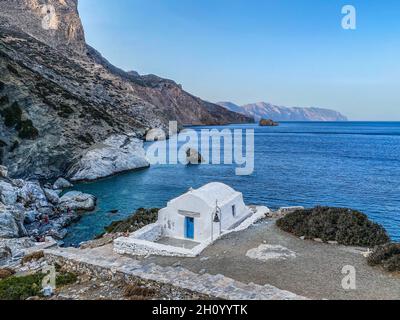 Agia Anna Strand mit seiner kleinen weißen Kapelle, Insel Amorgos, Kykladen, Griechenland. Stockfoto