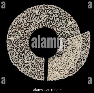 Spitzenkragen mit Klöppelspitze, 19. Jahrhundert. Flandern oder Italien, 19. Jahrhundert. Spitze, Spule; insgesamt: 62 x 61 cm (24 7/16 x 24 Zoll). Stockfoto