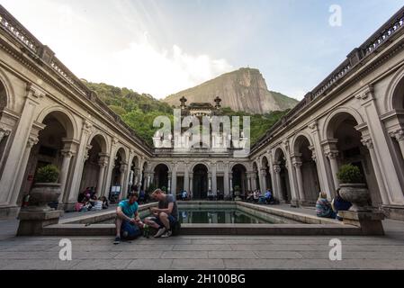 RIO DE JANEIRO, BRASILIEN - 8. JULI 2016: Innenhof des Herrenhauses des Parque Lage. Die Visual Arts School und ein Café sind für die Öffentlichkeit zugänglich. Stockfoto