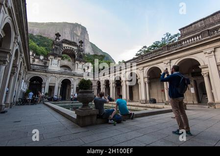 RIO DE JANEIRO, BRASILIEN - 8. JULI 2016: Innenhof des Herrenhauses des Parque Lage. Die Visual Arts School und ein Café sind für die Öffentlichkeit zugänglich. Stockfoto