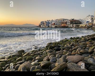 Blick auf die Vorderhäuser von Little Venice auf Mykonos, Griechenland Stockfoto