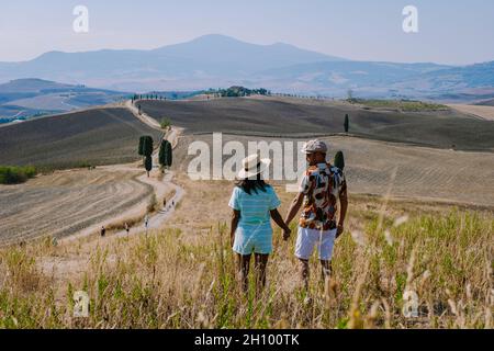 San Quirico d'Orcia Podere Belvedere Villa in der Region Val d'Orcia in der Toskana, Italien ein Mann und eine Frau mittleren Alters besucht während einer Autoreise die Region Toscany auf den goldenen Hügeln Italiens. Hochwertige Fotos Stockfoto