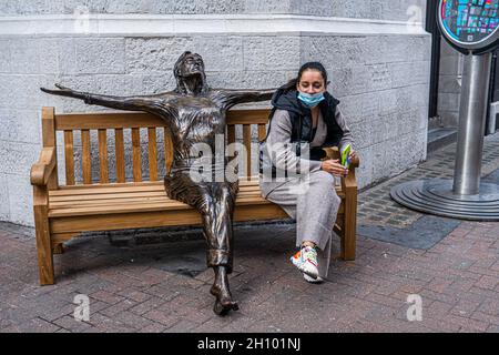 CARNABY STREET LONDON, GROSSBRITANNIEN. 15 Oktober 2021. Die Skulptur des anglo-amerikanischen Künstlers Lawrence Holofcener der ehemaligen Beatles-Legende John Lennon, die mit geschlossenen Augen auf einer Bank sitzt und sein Gesicht in Richtung Himmel wendet, wurde von ihrer ursprünglichen Position in der Mitte der Carnaby Street entfernt. amer ghazzal/Alamy Live News Stockfoto