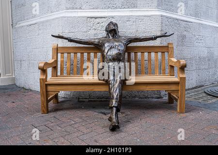 CARNABY STREET LONDON, GROSSBRITANNIEN. 15 Oktober 2021. Die Skulptur des anglo-amerikanischen Künstlers Lawrence Holofcener der ehemaligen Beatles-Legende John Lennon, die mit geschlossenen Augen auf einer Bank sitzt und sein Gesicht in Richtung Himmel wendet, wurde von ihrer ursprünglichen Position in der Mitte der Carnaby Street entfernt. amer ghazzal/Alamy Live News Stockfoto