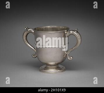 Zweigewickelte Tasse, 1712. Anthony Nelme (Britisch). Silber; insgesamt: 25.4 x 26.1 cm (10 x 10 1/4 Zoll). Nelme war einer der berühmtesten und erfolgreichsten einheimischen englischen Silberschmiede einer Zeit, als Hugenotten (französische Protestanten) die Kreation von reich verzierten Stücken für den modischsten Markt dominierten. Stockfoto