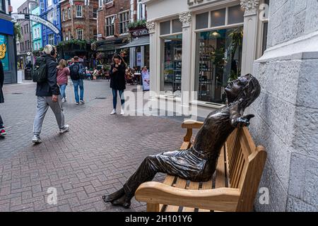 CARNABY STREET LONDON, GROSSBRITANNIEN. 15 Oktober 2021. Die Skulptur des anglo-amerikanischen Künstlers Lawrence Holofcener der ehemaligen Beatles-Legende John Lennon, die mit geschlossenen Augen auf einer Bank sitzt und sein Gesicht in Richtung Himmel wendet, wurde von ihrer ursprünglichen Position in der Mitte der Carnaby Street entfernt. amer ghazzal/Alamy Live News Stockfoto