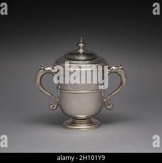 Zweigewickelte Tasse, 1712. Anthony Nelme (Britisch). Silber; insgesamt: 25.4 x 26.1 cm (10 x 10 1/4 Zoll). Nelme war einer der berühmtesten und erfolgreichsten einheimischen englischen Silberschmiede einer Zeit, als Hugenotten (französische Protestanten) die Kreation von reich verzierten Stücken für den modischsten Markt dominierten. Stockfoto