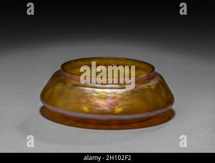 Box, c. 1898–1902. Tiffany Glass & Decorating Company (Amerikanisch, New York, 1892–1902). Favrile Glas, Emaille auf Kupfer; 14 cm (5 1/2 in.). Bis 1900 hatte Tiffany sein Imperium durch die Erhöhung der Produktion von „ausgefallenen Waren“ erweitert, darunter Tintenstände, Kerzenständer, Uhren, kleine Schachteln, Schreibtische, Teescreens und andere funktionelle Objekte. Neben der Reihe von künstlerischen Glasentwürfen aus seiner Fabrik in Corona, Queens, Arbeiten in Keramik, Bronze, anderen Metallen, Und sogar Schmuck überströmt. Diese kleineren, preiswerteren Luxusartikel wurden mit ebenso viel Kunstfertigkeit entworfen wie die große St. Stockfoto