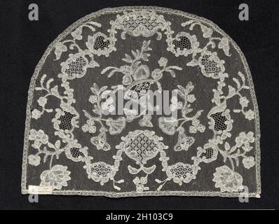 Klöppelspitze (Point d'Angleterre) Cap Crown, erste Hälfte des 18. Jahrhunderts. Belgien, Brüssel, erste Hälfte des 18. Jahrhunderts. Spitze, Spule; Durchschnitt: 21.6 x 26.4 cm (8 1/2 x 10 3/8 Zoll). Stockfoto