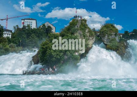 Schaffhausen, Deutschland - 9. August 2021: Touristenplattform auf dem zentralen Felsen direkt über den Rheinwasserfällen Stockfoto