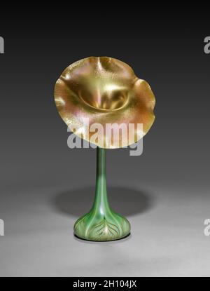 Jack-in-the-Pulpit Vase, c. 1900-1920. Quezal Art Glass and Decorating Company (amerikanisch, 1901–1924). Mundgeblasenes Glas; 30.5 x 20.3 cm (12 x 8 Zoll). Die Quezal Art Glass and Decorating Company wurde 1902 von ehemaligen Mitarbeitern von Louis Comfort Tiffany als Rivalin-Betrieb eröffnet. Mit ihrer ausdrucksstarken Form und dem brillanten goldenen Schillern stellt diese Vase das feinste Werk der Firma Queens, New York, im Jugendstil dar. Stockfoto