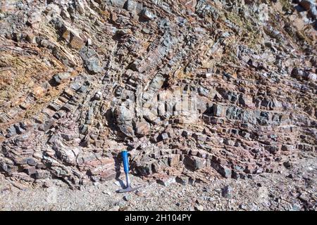 Intensiv gefaltete marine Sedimente der Hawasina-Nappe im Oman Stockfoto