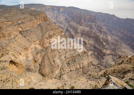 Wadi Al Nakhr, der Grand Canyon von Arabien, unter Omans höchstem Gipfel, Jebel Shams, wurde in Kalkstein aus der Kreide und dem Jura geschnitten Stockfoto