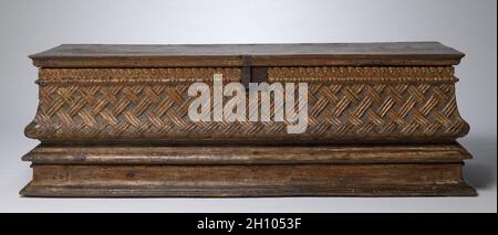 Cassone, Anfang 1500. Italien, Anfang des 16. Jahrhunderts. Nussbaum, lackiert und vergoldet; insgesamt 54.3 x 168.3 x 51.6 cm (21 3/8 x 66 1/4 x 20 5/16 Zoll). Solche Truhen wurden paarweise angefertigt und jungen Frauen anlässlich ihrer Ehe präsentiert. Sie boten nicht nur Stauraum im Haus für Kleidung und persönliche Gegenstände, sondern konnten auch als Sitzbank genutzt werden. Es war nicht ungewöhnlich, dass in einem Raum in einem Renaissance-Palast mehrere Zimmer vorhanden waren. Diese Truhe befand sich seit dem 16. Jahrhundert und bis 1922 im Schloss Savoyen, in der Nähe von Verzuolo, in der Region Piemont in Norditalien. Stockfoto