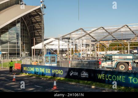 Das SEC Armadillo wird als provisorisches Gebäude auf dem Parkplatz als Teil der Vorbereitungen für die Veranstaltung der Blue Zone auf der COP26 in Glasgow errichtet Stockfoto
