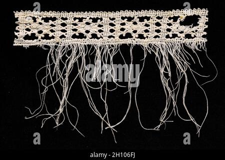 Klöppelspitze mit Fransen, Mitte 16. Jahrhundert. Italien, Venedig, Mitte des 16. Jahrhunderts. Spitze, Spule; Durchschnitt: 11.5 x 17.2 cm (4 1/2 x 6 3/4 Zoll). Stockfoto