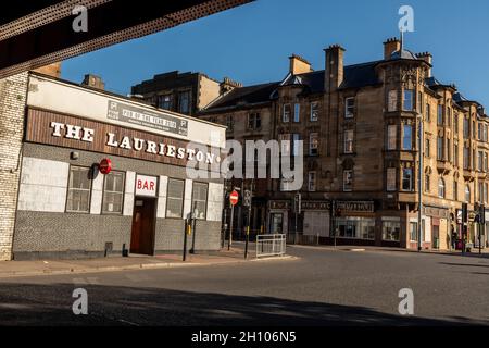 Eine Aufnahme des Äußeren eines berühmten Pubs, der Laurieston Bar, an der Ecke Nelson Street und Bridge Street in Glasgow, Schottland Stockfoto
