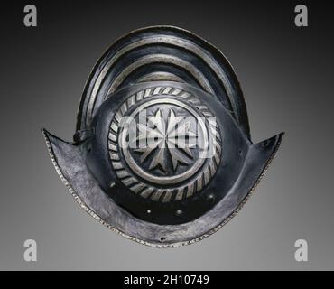 Black and White Morion, c. 1600. Deutschland, Anfang des 17. Jahrhunderts. Stahl mit schwarzer Farbe; insgesamt: 36.3 x 28.6 x 24.4 cm (14 5/16 x 11 1/4 x 9 5/8 Zoll). Stockfoto