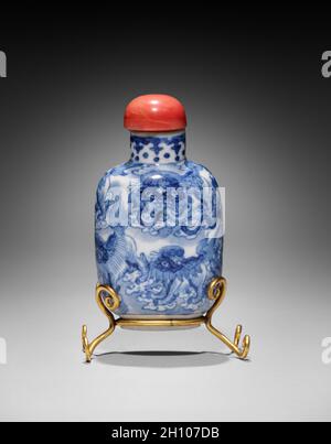 Abgeflachte eiförmige Snuffflasche mit Stopper, 1573–1620. China, Provinz Jiangxi, Brennöfen von Jingdezhen, Ming-Dynastie (1368-1644), Wanli Reign (1572-1620). Porzellan; insgesamt: 7 cm (2 3/4 in.). Stockfoto