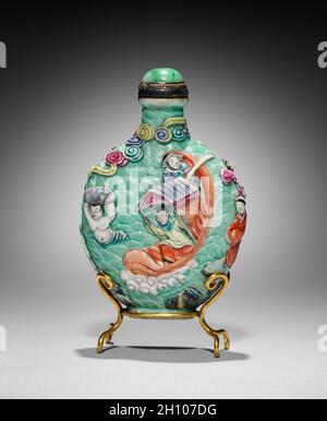 Abgeflachte eiförmige Snuffflasche mit Stopper, 1796-1820. China, Qing-Dynastie (1644-1911), Jiaqing Regierungszeit (1796-1820). Porzellan; insgesamt: 8.4 cm (3 5/16 in.). Stockfoto