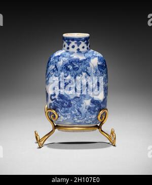 Abgeflachte eiförmige Snuffflasche mit Stopper, 1573–1620. China, Provinz Jiangxi, Brennöfen von Jingdezhen, Ming-Dynastie (1368-1644), Wanli Reign (1572-1620). Porzellan; insgesamt: 7 cm (2 3/4 in.). Stockfoto