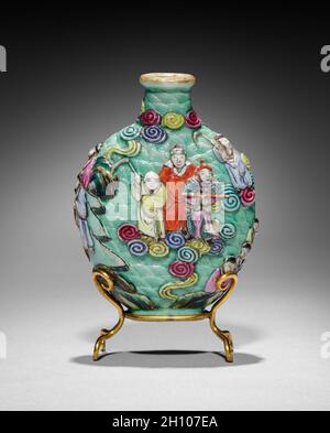 Abgeflachte eiförmige Snuffflasche mit Stopper, 1796-1820. China, Qing-Dynastie (1644-1911), Jiaqing Regierungszeit (1796-1820). Porzellan; insgesamt: 8.4 cm (3 5/16 in.). Stockfoto