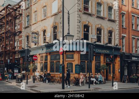 London, Großbritannien - 09. Oktober 2021: Menschen an den Tischen im Freien des Champion Pub in Fitzrovia, einem vielfältigen Viertel im Zentrum Londons, das mit Restaurants, Stockfoto