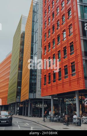 London, Großbritannien - 09. Oktober 2021: Restaurants am Fuße des Central Saint Giles, der bunten Mixed-Use-Entwicklung von Renzo Piano, die aus offic besteht Stockfoto