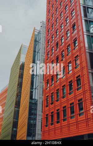 London, Großbritannien - 09. Oktober 2021: Blick auf das farbenfrohe Central Saint Giles, die bunte Mixed-Use-Entwicklung von Renzo Piano, die aus einem dynamischen Büro besteht Stockfoto