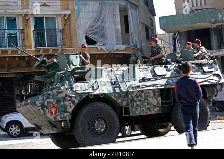 Beirut, Libanon. Oktober 2021. Soldaten sind in der Tayouneh-Gegend von Beirut, Libanon, am 15. Oktober 2021 auf der Wache. Der libanesische Präsident Michel Aoun sagte am Donnerstag, dass diejenigen, die hinter den tödlichen bewaffneten Auseinandersetzungen, die zu Beginn des Tages in Beiruts südlichem Vorort Tayouneh ausbrachen, zur Rechenschaft gezogen werden sollten. Bei den bewaffneten Zusammenstößen wurden sechs Menschen getötet und mehr als 30 weitere verletzt, während eines geplanten Protestes von Anhängern der Hisbollah und der Amal-Bewegung gegen Richter Tarek Bitar, der die Hafenexplosionen in Beirut im vergangenen Jahr untersucht. Quelle: Bilal Jawich/Xinhua/Alamy Live News Stockfoto