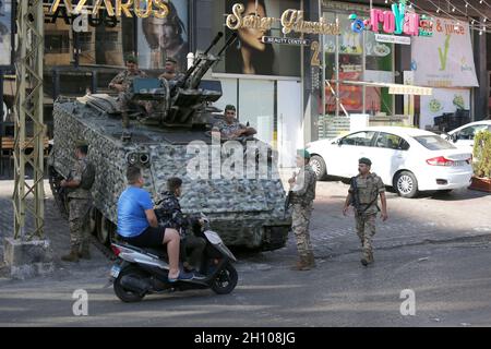 Beirut, Libanon. Oktober 2021. Soldaten sind in der Tayouneh-Gegend von Beirut, Libanon, am 15. Oktober 2021 auf der Wache. Der libanesische Präsident Michel Aoun sagte am Donnerstag, dass diejenigen, die hinter den tödlichen bewaffneten Auseinandersetzungen, die zu Beginn des Tages in Beiruts südlichem Vorort Tayouneh ausbrachen, zur Rechenschaft gezogen werden sollten. Bei den bewaffneten Zusammenstößen wurden sechs Menschen getötet und mehr als 30 weitere verletzt, während eines geplanten Protestes von Anhängern der Hisbollah und der Amal-Bewegung gegen Richter Tarek Bitar, der die Hafenexplosionen in Beirut im vergangenen Jahr untersucht. Quelle: Bilal Jawich/Xinhua/Alamy Live News Stockfoto