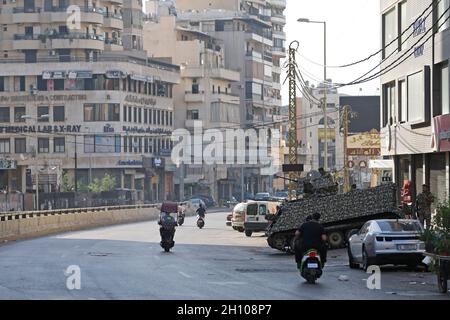 Beirut, Libanon. Oktober 2021. Soldaten sind in der Tayouneh-Gegend von Beirut, Libanon, am 15. Oktober 2021 auf der Wache. Der libanesische Präsident Michel Aoun sagte am Donnerstag, dass diejenigen, die hinter den tödlichen bewaffneten Auseinandersetzungen, die zu Beginn des Tages in Beiruts südlichem Vorort Tayouneh ausbrachen, zur Rechenschaft gezogen werden sollten. Bei den bewaffneten Zusammenstößen wurden sechs Menschen getötet und mehr als 30 weitere verletzt, während eines geplanten Protestes von Anhängern der Hisbollah und der Amal-Bewegung gegen Richter Tarek Bitar, der die Hafenexplosionen in Beirut im vergangenen Jahr untersucht. Quelle: Bilal Jawich/Xinhua/Alamy Live News Stockfoto