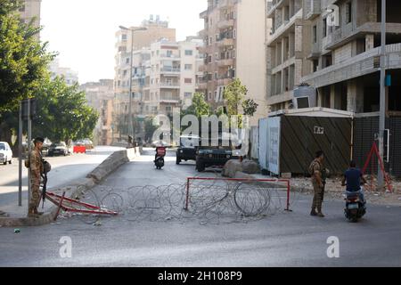 Beirut, Libanon. Oktober 2021. Soldaten sind in der Tayouneh-Gegend von Beirut, Libanon, am 15. Oktober 2021 auf der Wache. Der libanesische Präsident Michel Aoun sagte am Donnerstag, dass diejenigen, die hinter den tödlichen bewaffneten Auseinandersetzungen, die zu Beginn des Tages in Beiruts südlichem Vorort Tayouneh ausbrachen, zur Rechenschaft gezogen werden sollten. Bei den bewaffneten Zusammenstößen wurden sechs Menschen getötet und mehr als 30 weitere verletzt, während eines geplanten Protestes von Anhängern der Hisbollah und der Amal-Bewegung gegen Richter Tarek Bitar, der die Hafenexplosionen in Beirut im vergangenen Jahr untersucht. Quelle: Bilal Jawich/Xinhua/Alamy Live News Stockfoto